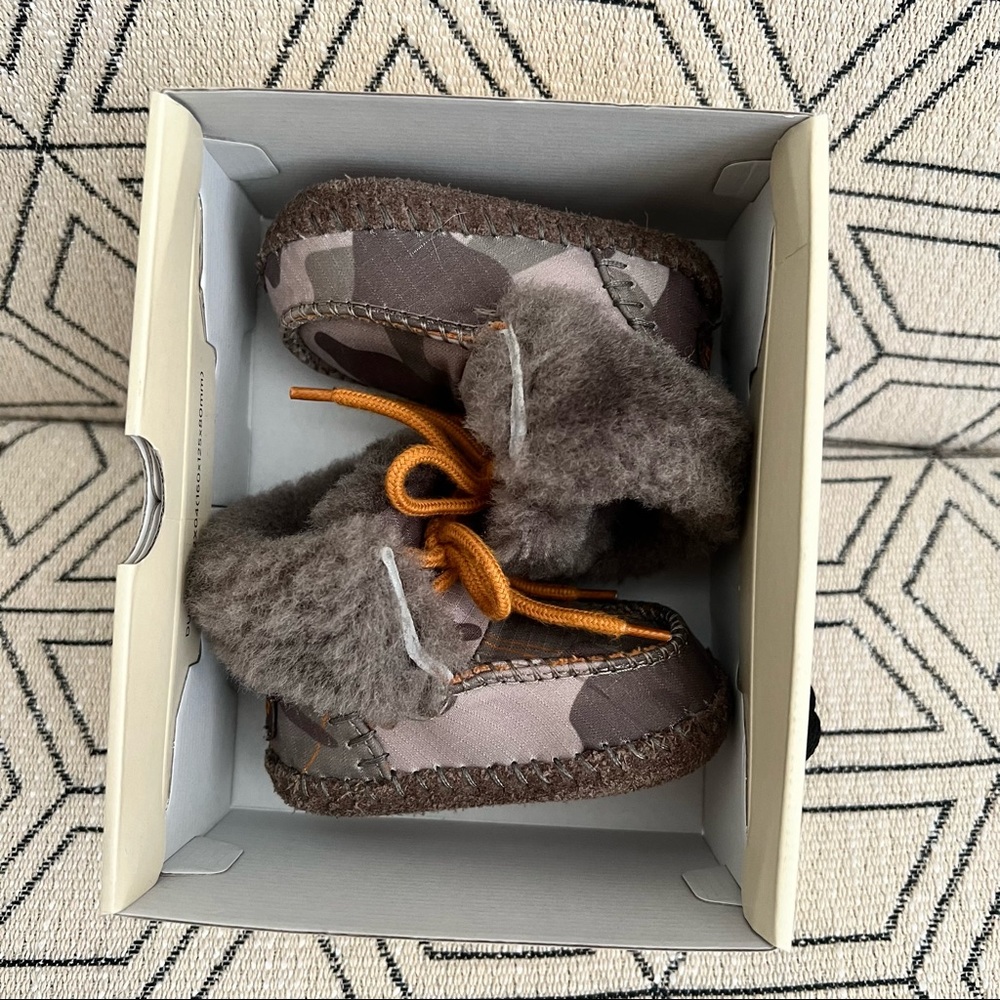 *NEW IN BOX* UGG BABY Sparrow Camo Bootie size: 0/1